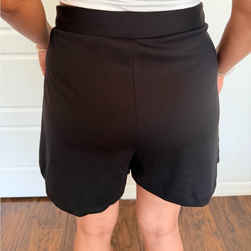 H&M Women’s Black High-Waist Belted Dress Shorts - Picture 5 of 10